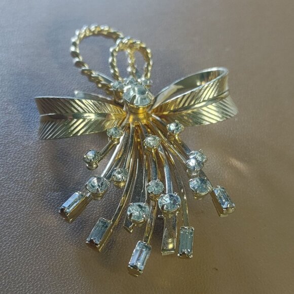 Vintage Sarah Coventry Gold Tone Bow Pin Brooch Clear Rhinestones Stamped - Picture 7 of 8